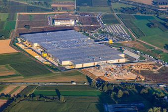Vue aérienne de Entrepôt Amazon STR1 à le quartier Eutingen in Pforzheim dans le département Bade-Wurtemberg, Allemagne