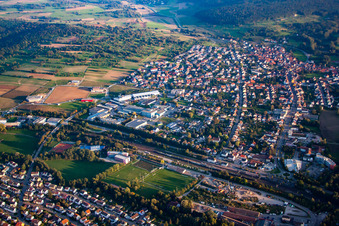 Vue aérienne de Du nord à le quartier Wilferdingen in Remchingen dans le département Bade-Wurtemberg, Allemagne