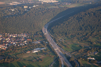 Vue aérienne de Autoroute A6 à le quartier Wolfartsweier in Karlsruhe dans le département Bade-Wurtemberg, Allemagne