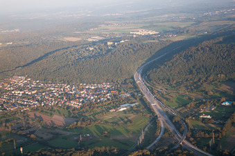 Vue aérienne de Autoroute A6 à le quartier Wolfartsweier in Karlsruhe dans le département Bade-Wurtemberg, Allemagne