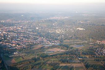 Turmberg à le quartier Durlach in Karlsruhe dans le département Bade-Wurtemberg, Allemagne depuis l'avion