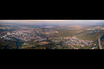 Vue aérienne de Panorama de la ville depuis l'ouest à le quartier Durlach in Karlsruhe dans le département Bade-Wurtemberg, Allemagne