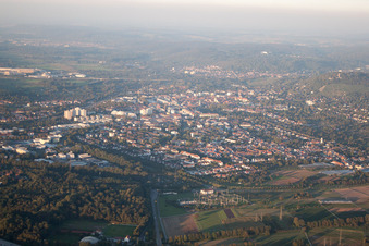 Enregistrement par drone de Turmberg à le quartier Durlach in Karlsruhe dans le département Bade-Wurtemberg, Allemagne