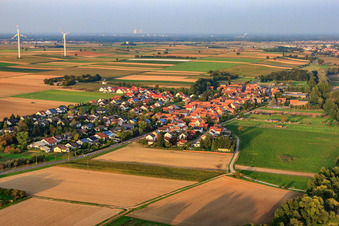 Vue aérienne de Vue du village depuis le sud-ouest à Herxheimweyher dans le département Rhénanie-Palatinat, Allemagne