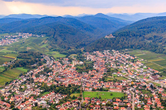 Vue aérienne de Village sous les ruines du château de Landeck à Klingenmünster dans le département Rhénanie-Palatinat, Allemagne