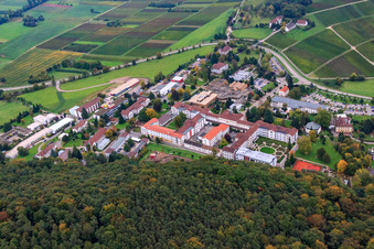 Vue aérienne de Hôpital psychiatrique d'État de Landeck à Klingenmünster dans le département Rhénanie-Palatinat, Allemagne