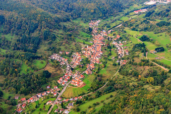 Vue aérienne de Vue du village dans le Dernbachtal à Dernbach dans le département Rhénanie-Palatinat, Allemagne