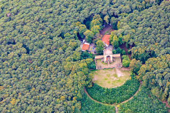 Monument de la Victoire et de la Paix à Edenkoben dans le département Rhénanie-Palatinat, Allemagne vue du ciel