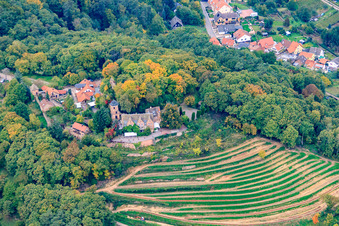 Vue aérienne de Château de Kropsburg et taverne du château de Kropsburg à le quartier SaintMartin in Sankt Martin dans le département Rhénanie-Palatinat, Allemagne