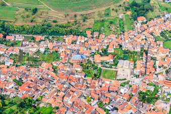 Vue aérienne de Église paroissiale Saint-Martin à le quartier SaintMartin in Sankt Martin dans le département Rhénanie-Palatinat, Allemagne
