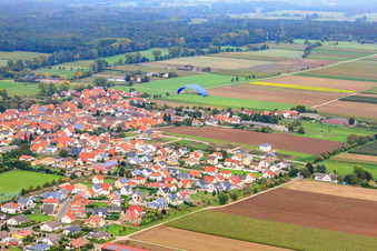 Vue aérienne de Vue du village depuis le sud-ouest à Gommersheim dans le département Rhénanie-Palatinat, Allemagne