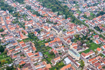 Vue aérienne de Vue des rues et des maisons dans les quartiers résidentiels à Lingenfeld dans le département Rhénanie-Palatinat, Allemagne