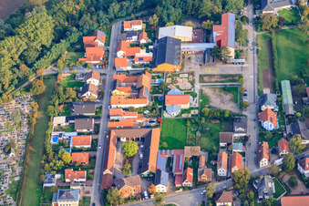 Vue aérienne de Tulla Hall. École Gottfried Tulla et garderie périscolaire « Power Kids » à le quartier Sondernheim in Germersheim dans le département Rhénanie-Palatinat, Allemagne