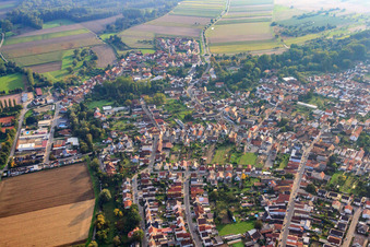 Vue aérienne de Vue du village depuis le nord à Hördt dans le département Rhénanie-Palatinat, Allemagne