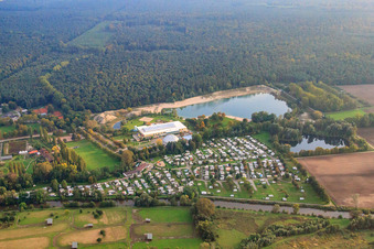 Vue aérienne de Camping Resort Rülzheim au centre de loisirs avec dôme événementiel Dampfnudel à Rülzheim dans le département Rhénanie-Palatinat, Allemagne