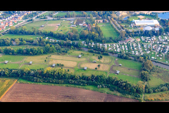 La ferme d'autruches de Mhou au centre de loisirs à Rülzheim dans le département Rhénanie-Palatinat, Allemagne d'en haut