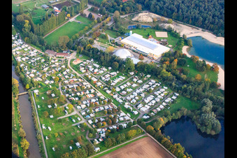 Photographie aérienne de Camping Resort Rülzheim au centre de loisirs avec dôme événementiel Dampfnudel à Rülzheim dans le département Rhénanie-Palatinat, Allemagne