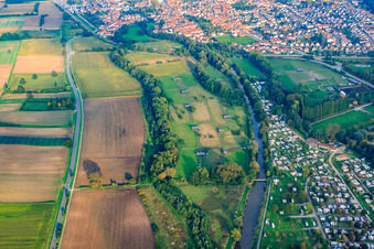 La ferme d'autruches de Mhou au centre de loisirs à Rülzheim dans le département Rhénanie-Palatinat, Allemagne vue d'en haut
