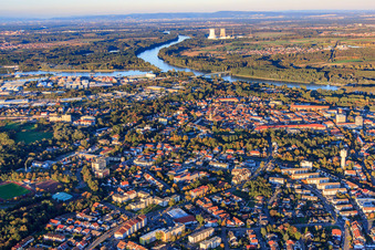 Vue aérienne de Vue d'ensemble de la ville vers le Rhin depuis le sud-ouest à Germersheim dans le département Rhénanie-Palatinat, Allemagne