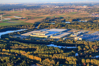 Centre logistique mondial Mercedes-Benz sur l'île de Grün à Germersheim dans le département Rhénanie-Palatinat, Allemagne d'en haut