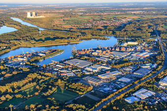 Vue aérienne de Port Germersheim avec TRICOR Packaging Systems GmbH, Smurfit Westrock Wellpappe Südwest, Ardagh Group et Hanewald Spedition à Germersheim dans le département Rhénanie-Palatinat, Allemagne