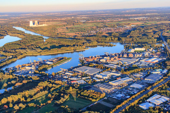 Photographie aérienne de Port Germersheim avec TRICOR Packaging Systems GmbH, Smurfit Westrock Wellpappe Südwest, Ardagh Group et Hanewald Spedition à Germersheim dans le département Rhénanie-Palatinat, Allemagne