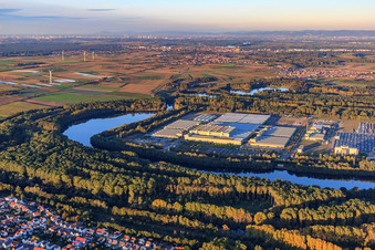 Centre logistique mondial Mercedes-Benz sur l'île de Grün à Germersheim dans le département Rhénanie-Palatinat, Allemagne vue du ciel