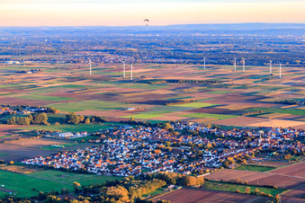 Vue aérienne de Vue du nord devant le parc éolien d'Offenbach à Ottersheim bei Landau dans le département Rhénanie-Palatinat, Allemagne