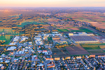 Vue aérienne de MAC Maschinen und Anlagen Componenten GmbH, le centre logistique Mercedes-Benz et PROWELL Progroup Board GmbH dans l'Interpark à Offenbach an der Queich dans le département Rhénanie-Palatinat, Allemagne