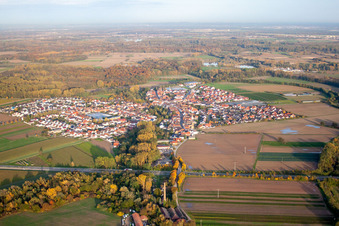 Vue aérienne de Vue du village depuis l'ouest à Kuhardt dans le département Rhénanie-Palatinat, Allemagne