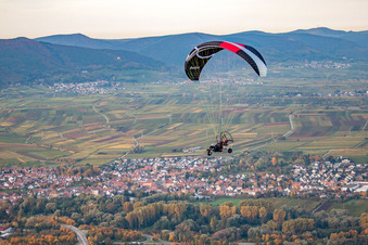 Vue aérienne de Parapente au-dessus du Queichtal et du B10 à Siebeldingen dans le département Rhénanie-Palatinat, Allemagne
