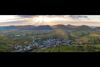 Vue aérienne de Panorama du Palatinat du Sud le soir jusqu'à Ranschbach à Ilbesheim bei Landau dans le département Rhénanie-Palatinat, Allemagne