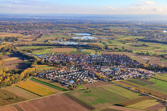 Vue du village depuis le nord-ouest à Kuhardt dans le département Rhénanie-Palatinat, Allemagne d'en haut