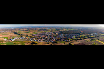 Vue aérienne de Vue panoramique en perspective des rues et des maisons des quartiers résidentiels à Rülzheim dans le département Rhénanie-Palatinat, Allemagne