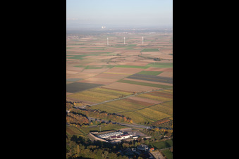 Vue aérienne de Transition énergétique : centrale géothermique au premier plan, éoliennes d'Offenbach an der Queich au second plan et tours de refroidissement de la centrale nucléaire de Philippsburg à l'horizon à Insheim dans le département Rhénanie-Palatinat, Allemagne