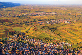 Réserve naturelle Kleine Kalmit au-dessus du village viticole à Ilbesheim bei Landau dans le département Rhénanie-Palatinat, Allemagne vue d'en haut