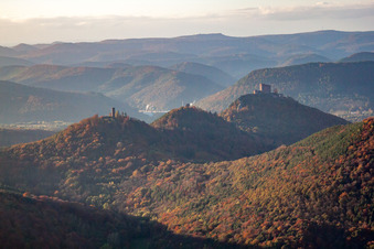 Vue oblique de Les 3 châteaux Trifels, Anebos et Münz à le quartier Bindersbach in Annweiler am Trifels dans le département Rhénanie-Palatinat, Allemagne