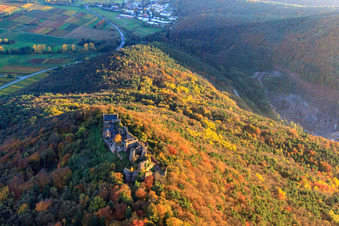 Vue aérienne de Ruines du château de Madenburg dans la forêt aux couleurs d'automne à Eschbach dans le département Rhénanie-Palatinat, Allemagne
