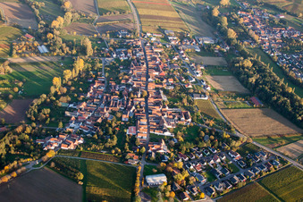 Vue aérienne de Vue sur le village à le quartier Heuchelheim in Heuchelheim-Klingen dans le département Rhénanie-Palatinat, Allemagne