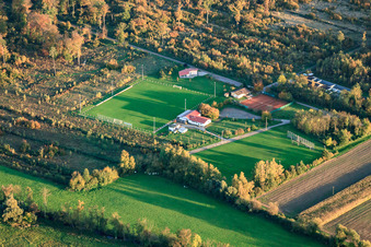Photographie aérienne de Club de tir, terrain de football et court de tennis Steinweiler à Steinweiler dans le département Rhénanie-Palatinat, Allemagne