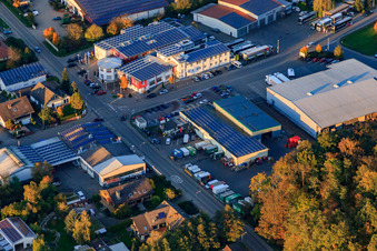 Vue aérienne de Zone industrielle Am Gäxwald avec REHA med Gesundheitspark GmbH et Getränke-Felix GmbH à Herxheim bei Landau dans le département Rhénanie-Palatinat, Allemagne