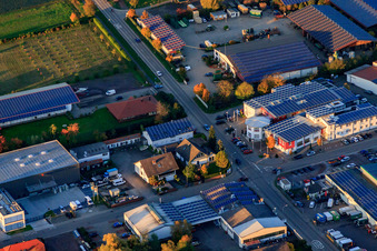 Vue aérienne de Zone industrielle de Gäxwald avec REHA med Gesundheitspark GmbH et le centre médical du Palatinat du Sud à Herxheim bei Landau dans le département Rhénanie-Palatinat, Allemagne