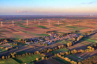 Vue aérienne de Vue du village devant le parc éolien depuis le sud-ouest à Herxheimweyher dans le département Rhénanie-Palatinat, Allemagne