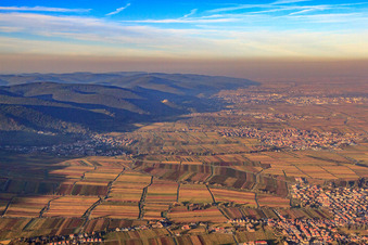 Vue aérienne de Vignobles du bord du Haardt jusqu'à l'autoroute A65 à Edenkoben dans le département Rhénanie-Palatinat, Allemagne