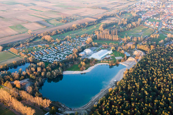 Vue aérienne de Zones riveraines sur la plage de sable de la piscine extérieure du centre de loisirs Moby Dick à Rülzheim dans le département Rhénanie-Palatinat, Allemagne