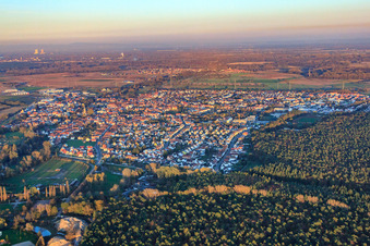 Vue aérienne de Vue d'ensemble de la ville depuis l'ouest à Rülzheim dans le département Rhénanie-Palatinat, Allemagne