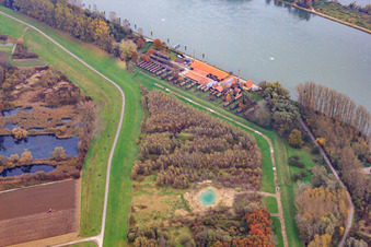 Vue aérienne de Piste cyclable sur le barrage du Rhin jusqu'à l'ancienne briqueterie du Rhin à Germersheim dans le département Rhénanie-Palatinat, Allemagne