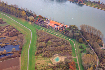 Photographie aérienne de Piste cyclable sur le barrage du Rhin jusqu'à l'ancienne briqueterie du Rhin à Germersheim dans le département Rhénanie-Palatinat, Allemagne