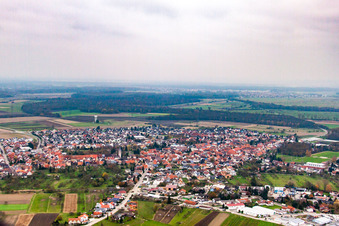 Vue oblique de De l'ouest à le quartier Liedolsheim in Dettenheim dans le département Bade-Wurtemberg, Allemagne