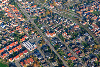 Vue aérienne de Pater-Bruno-Moos-Straße x Schillerstraße et Sepp-Herberger-Straße à le quartier Sondernheim in Germersheim dans le département Rhénanie-Palatinat, Allemagne